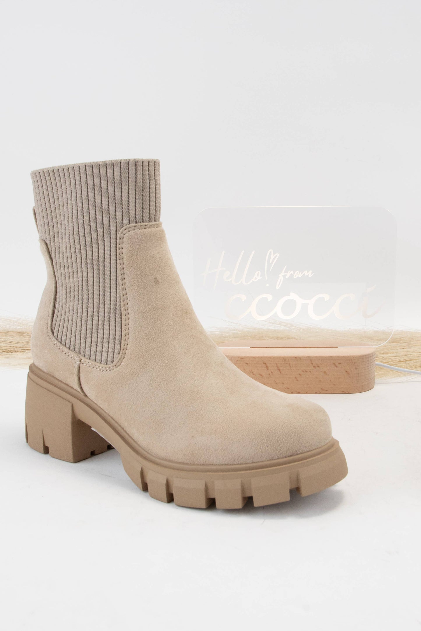 CHUNKY LUG SOLE CHELSEA BOOTS