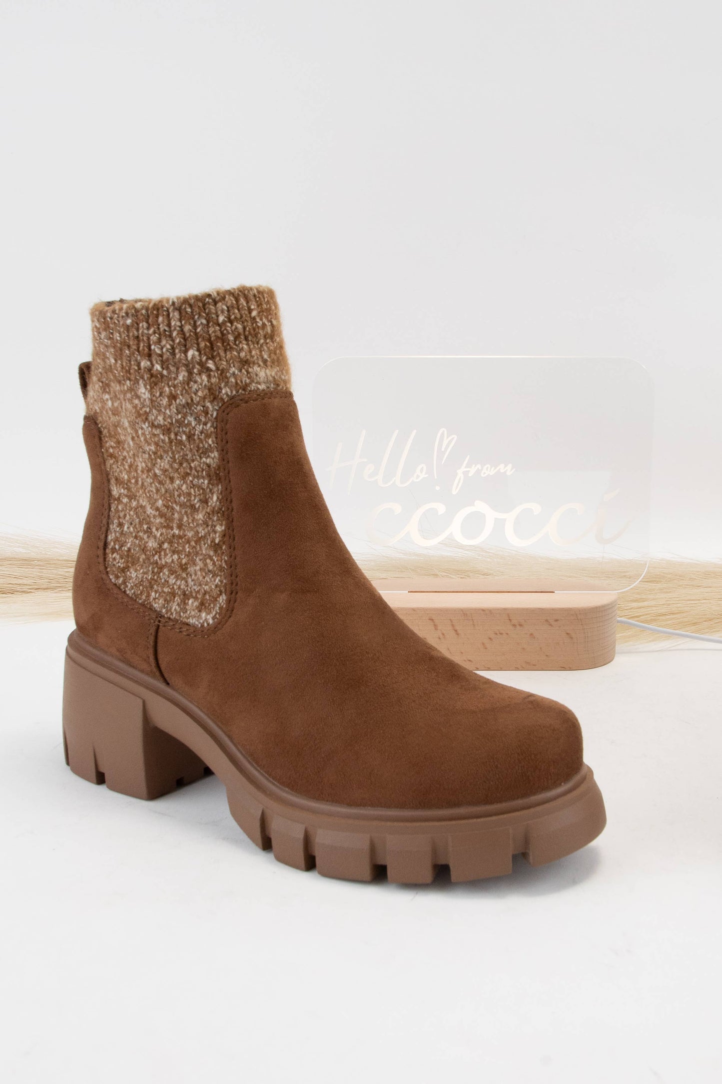 CHUNKY LUG SOLE CHELSEA BOOTS